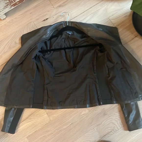 Vince size small Scuba leather jacket. Mint condition - Picture 6 of 7
